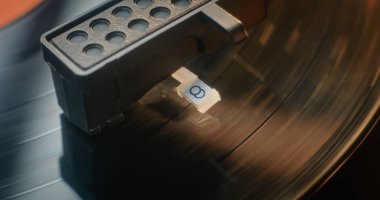 Retro Turntable 'da Dönen Vinil Kayıt. Stylus Needle Touching Grooves, Old School Vibe ile Vinyl Record Player 'da Şarkı Çalıyor. Klasik Müzik Koleksiyonu için Klasik Ses Ekipmanı. Makro Yakın Çekim