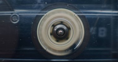 Manyetik teyp makarasının Macro Close Up of Magnetic Reel on Audio Cassette Spinning, Playing Retro Mixtape or Analog Sound. Hi-Fi Klasik Ses Sistemi Kullanılarak Eski Müzik Koleksiyonunun Çalınışı. Teyp KaydediciName.