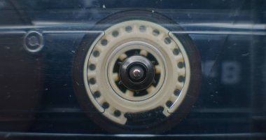 Manyetik teyp makarasının Macro Close Up of Magnetic Reel on Audio Cassette Spinning, Playing Retro Mixtape or Analog Sound. Hi-Fi Klasik Ses Sistemi Kullanılarak Eski Müzik Koleksiyonunun Çalınışı. Teyp KaydediciName.