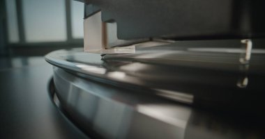 Retro Turntable 'da Dönen Vinil Kayıt. Stylus Needle Dokunmatik Grooves, Vinil Plak Çalarken Ses. Klasik Müzik Koleksiyonu için Klasik Ses Sistemi Eski Okul Vibe ile. Makro Yakın Çekim.