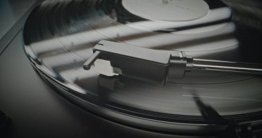 Retro Turntable 'da Dönen Vinil Kayıt. Stylus Needle Dokunmatik Grooves, Vinil Plak Çalarken Ses. Klasik Müzik Koleksiyonu için Klasik Ses Sistemi Eski Okul Vibe ile. Makro Yakın Çekim.