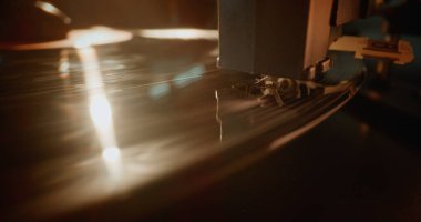 Şırınganın Macro Close Up of Needle Gently Scratching Grooves, Playing Song veya Otantik Analog Music on Vinil Record Player. Vinil Plak Döndürme Vintage Turntable 'da. Nostaljik Titreşimli Retro Ses Sistemi.