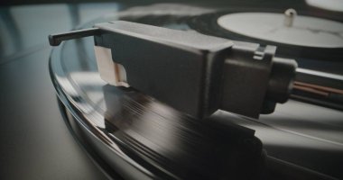 Vinil Plak Döndürme Vintage Turntable 'da. İğne Gently Scratching Grooves, Klasik Müzik veya Analog Sound on Vinyl Record Player. Nostaljik Atmosferli Retro Ses Sistemi. Makro Yakın Çekim