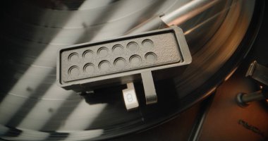Nostaljik Estetik Retro Ses Sistemi: Vinil Kayıt Dönüşü Vintage Turntable. İğne Gently Scratching Grooves, Playing Song ya da Otantik Analog Music on Vinyl Record Player. Makro Yakın Çekim
