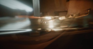 Retro Sound System with Nostaljik Estetik: Macro Close Up of Needle Gently Scratching Grooves, Playing Music or Analog Sound on Vinyl Record Player. Vinil Plak Döndürme Vintage Döndürme Tablosunda.