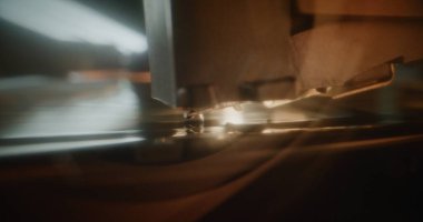 Retro Sound System with Nostaljik Estetik: Macro Close Up of Needle Gently Scratching Grooves, Playing Music or Analog Sound on Vinyl Record Player. Vinil Plak Döndürme Vintage Döndürme Tablosunda.