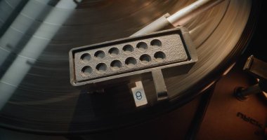 Nostaljik Estetik Retro Ses Sistemi: Vinil Kayıt Dönüşü Vintage Turntable. İğne Gently Scratching Grooves, Playing Song ya da Otantik Analog Music on Vinyl Record Player. Makro Yakın Çekim