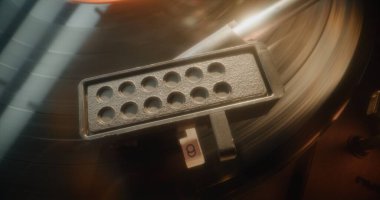 Retro Home Audio: Vinil Kayıt Plağı Klasik Turntable 'da Dönüyor. Stylus Needle Grooves 'a dokunuyor, Old School Vinil Plak Çalarken Melody çalıyor. Müzik Koleksiyonu için Klasik Ses Sistemi. Makro Yakın Çekim.