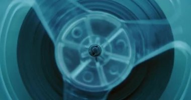 Manyetik teyp makarasının Macro Close Up of Audio Cassette Spinning, Mixtape oynatılıyor. Hi-Fi Klasik Ses Sistemi Kullanılarak Eski Müzik Koleksiyonunun Çalınışı. 80 'ler Partisi' nde Neon Light 'ta Kaset Oynatıcı.