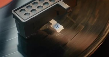 Retro Turntable 'da Dönen Vinil Kayıt. Stylus Needle Touching Grooves, Old School Vibe ile Vinyl Record Player 'da Şarkı Çalıyor. Klasik Müzik Koleksiyonu için Klasik Ses Ekipmanı. Makro Yakın Çekim