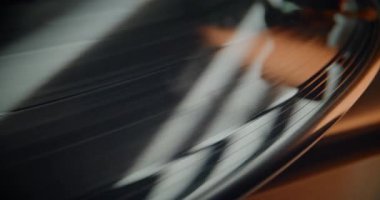 LP Vinil Plak Oynatıcı: Macro Close Up of Vinyl Record Döndürme, Retro Turntable 'da Otantik Analog Müzik Çalıyor. Klasik ve Zamansız Şarkılar için Klasik Ses Sistemi Eski Okul Vibe Koleksiyonu.