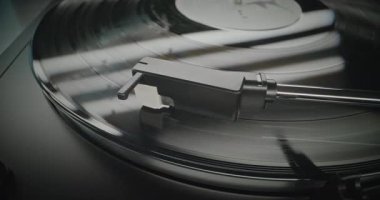 Retro Turntable 'da Dönen Vinil Kayıt. Stylus Needle Dokunmatik Grooves, Vinil Plak Çalarken Ses. Klasik Müzik Koleksiyonu için Klasik Ses Sistemi Eski Okul Vibe ile. Makro Yakın Çekim.