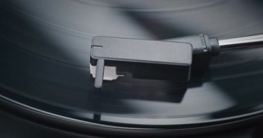 Retro Turntable 'da Dönen Vinil Kayıt. Stylus Needle Dokunmatik Grooves, Vinil Plak Çalarken Ses. Klasik Müzik Koleksiyonu için Klasik Ses Sistemi Eski Okul Vibe ile. Makro Yakın Çekim.