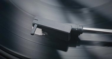 Retro Turntable 'da Dönen Vinil Kayıt. Stylus Needle Dokunmatik Grooves, Vinil Plak Çalarken Ses. Klasik Müzik Koleksiyonu için Klasik Ses Sistemi Eski Okul Vibe ile. Makro Yakın Çekim.