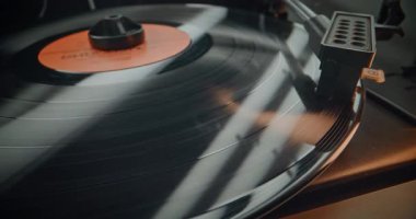 Vinil Plak Döndürme Vintage Turntable 'da. İğne Gently Scratching Grooves, Klasik Müzik veya Analog Sound on Vinyl Record Player. Nostaljik Estetik Retro Ses Sistemi. Makro Yakın Çekim.