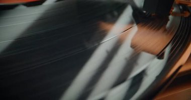 Klasik Evde Ses Turntable: LP Vinil Kayıt Spinning, Klasik Müzik veya Analog Sound. Vinil Plak Oynatıcı, Nostaljik Atmosfer ve Gevşeme ile Retro Ses Ekipmanı. Makro Yakın Çekim.