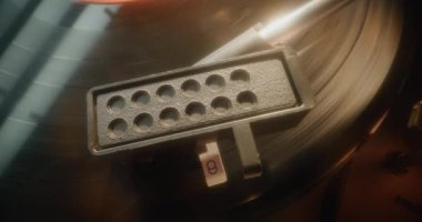 Retro Home Audio: Vinil Kayıt Plağı Klasik Turntable 'da Dönüyor. Stylus Needle Grooves 'a dokunuyor, Old School Vinil Plak Çalarken Melody çalıyor. Müzik Koleksiyonu için Klasik Ses Sistemi. Makro Yakın Çekim.