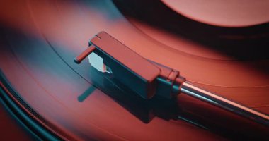 Old School Vibe Plak Oynatıcı: Vinil Plak Döndürme ve Retro Turntable 'da Çalma Sesi Aydınlatma: Red Neon Lightning. Klasik Müzik Koleksiyonu için Klasik Ses Sistemi. Makro Yakın Çekim.