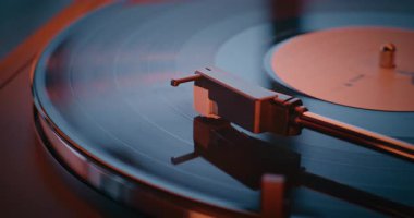 Old School Vibe Vinil Plak Oynatıcı: Macro Close Up of Vinyl Record Dönen ve Turntable 'da Çalan Ses Red Neon Lightning tarafından aydınlatıldı. Klasik Müzik Koleksiyonu için Klasik Ses Sistemi.