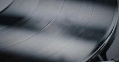 LP Vinil Plak Oynatıcı: Vinil Plak Döndürme Macro Close Up, Retro Turntable 'da Otantik Analog Ses Çalıyor. Klasik ve Zamansız Müzik Koleksiyonu için Klasik Ses Sistemi Eski Okul Vibe ile.