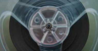 Klasik Kaset Döndürme, Müzik ve Analog Müziği Üzerine Magnetik Teyp Makrosunun Makro Kapanışı. Retro Vibe ile Eski Moda Ses Kaydı Oynatıcı kullanarak Karışık Kasetlerin Çalınışı. Teyp KaydediciName.