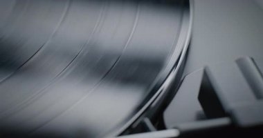 Klasik Evde Ses Turntable: LP Vinil Kayıt Spinning, Klasik Müzik veya Analog Sound. Vinil Plak Oynatıcı, Nostaljik Atmosfer ve Gevşeme ile Retro Ses Ekipmanı. Makro Yakın Çekim.