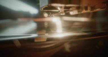 Retro Sound System with Nostaljik Estetik: Macro Close Up of Needle Gently Scratching Grooves, Playing Music or Analog Sound on Vinyl Record Player. Vinil Plak Döndürme Vintage Döndürme Tablosunda.