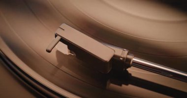 Vinil Plak Spinning on Vintage Turntable, Klasik Müzik veya Otantik Analog Sound çalıyor. Vinil Plak Oynatıcı, Nostaljik Atmosferli Retro Ses Sistemi. Ilık Işık Işığı. Makro Yakın Çekim.