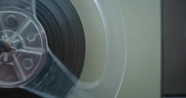 Makro Close Up of Magnetic Tape Reel on Vintage Audio Cassette Spinning, Playing Music or Recording Analog Sound. Retro Vibe ile Eski Ses Cihazlarını Kullanarak Karışık Kasetler. Teyp KaydediciName