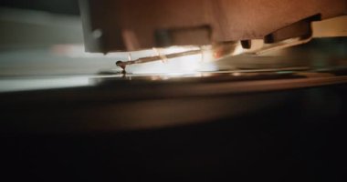 Stylus Needle Dokunaklı Grooves 'un Macro Close Up' ı, Vinil Plakçıda Şarkı Çalıyor. Klasik Turntable 'da Eski Okul Atmosferiyle Dönen Vinil Kayıt. Retro Müzik için Klasik Ses Ekipmanı.