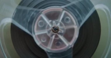 Manyetik teyp makarasının Macro Close Up of Audio Cassette Spinning, Mixtape, Recording Analog Sound. Hi-Fi Vintage Cassette Oynatıcı Kullanılarak Eski Müzik Koleksiyonunun Çalıntısı. Teyp KaydediciName.