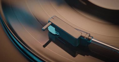 Vinil Plak Oynatıcı: Vinil Plak Döndürme ve Retro Turntable 'da Çalma Sesi Soft Lightning ile aydınlatıldı. Klasik Müzik Koleksiyonu için Klasik Ses Sistemi Eski Okul Vibe ile. Makro Yakın Çekim.