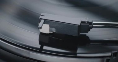 Vinil Plak Döndürme Vintage Turntable 'da. İğne Gently Scratching Grooves, Klasik Müzik veya Analog Sound on Vinyl Record Player. Nostaljik Atmosferli Retro Ses Sistemi. Makro Yakın Çekim