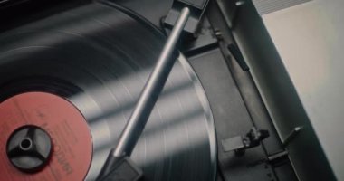 Vinil Plak Döndürme Vintage Turntable 'da. İğne Gently Scratching Grooves, Klasik Müzik veya Analog Sound on Vinyl Record Player. Nostaljik Estetik Retro Ses Sistemi. Makro Yakın Çekim.