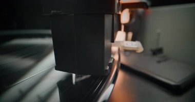 Retro Music için Klasik Ses Ekipmanı: Stylus Needle Touching Grooves 'un Macro Close Up' ı, Vinil Plakta Melody Çalıyor. Klasik Dönen Vinil Kayıt Tablosu Eski Okul Atmosferiyle.