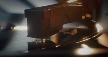 Şırınganın Macro Close Up of Needle Gently Scratching Grooves, Playing Song veya Otantik Analog Music on Vinil Record Player. Vinil Plak Döndürme Vintage Turntable 'da. Nostaljik Titreşimli Retro Ses Sistemi.