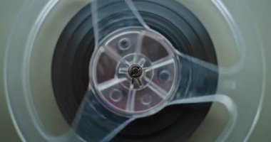 Manyetik teyp makarasının Macro Close Up of Magnetic Reel on Audio Cassette Spinning, Playing Retro Mixtape or Analog Sound. Hi-Fi Klasik Ses Sistemi Kullanılarak Eski Müzik Koleksiyonunun Çalınışı. Teyp KaydediciName.