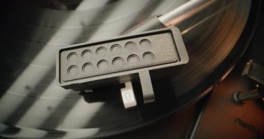 Nostaljik Estetik Retro Ses Sistemi: Vinil Kayıt Dönüşü Vintage Turntable. İğne Gently Scratching Grooves, Playing Song ya da Otantik Analog Music on Vinyl Record Player. Makro Yakın Çekim