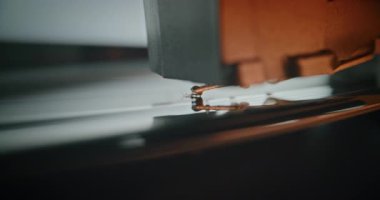 Stylus Needle Dokunaklı Grooves 'un Macro Close Up' ı, Vinil Plakçıda Melodi Çalıyor. Vinil Plak Dönüşü Eski Okul Vibe ile Retro Turntable 'da. Klasik Müzik için Klasik Ses Ekipmanı.