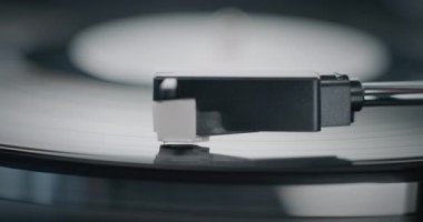Retro Turntable 'da Dönen Vinil Kayıt. Stylus Needle Dokunmatik Grooves, Vinil Plak Çalarken Ses. Klasik Müzik Koleksiyonu için Klasik Ses Sistemi Eski Okul Vibe ile. Makro Yakın Çekim.