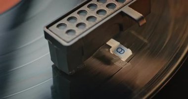 Nostaljik Estetik Retro Ses Sistemi: Vinil Kayıt Dönüşü Vintage Turntable. İğne Gently Scratching Grooves, Klasik Müzik veya Analog Sound on Vinyl Record Player. Makro Yakın Çekim.