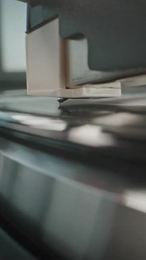 Retro Turntable 'da Dönen Vinil Kayıt. Stylus Needle Dokunmatik Grooves, Vinil Plak Çalarken Ses. Klasik Müzik Koleksiyonu için Klasik Ses Sistemi. Makro Yakın çekim. Dikey Çekim.
