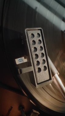 Retro Ses Sistemi: Vinil Kayıt Dönüşü Vintage Turntable 'da. İğne Gently Scratching Grooves, Playing Song ya da Otantik Analog Music on Vinyl Record Player. Makro Yakın çekim. Dikey Çekim.