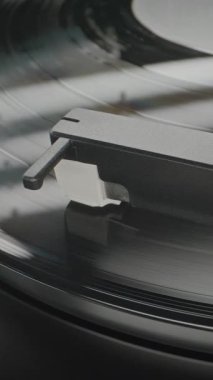 Retro Turntable 'da Dönen Vinil Kayıt. Stylus Needle Touching Grooves, Vinil Plak Çalan Klasik Müzik. Old School Vibe ile klasik ses sistemi. Makro Yakın çekim. Dikey Çekim.