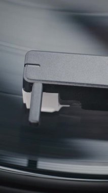 Retro Turntable 'da Dönen Vinil Kayıt. Stylus Needle Dokunaklı Grooves, Old School Vinil Plak Çalar. Klasik Müzik için Klasik Ses Sistemi. Makro Yakın çekim. Dikey Çekim.