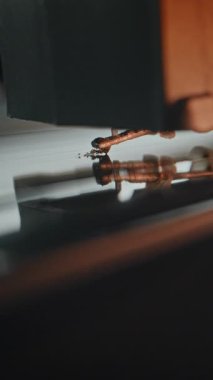 Vinil Plakçı: Stylus Needle Touching Grooves, Melody çalıyor. Retro Atmosfer ile Turntable 'da Dönen Vinil Kayıt. Klasik Müzik için Klasik Ses Ekipmanı. Makro Yakın çekim. Dikey Çekim.