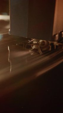 Şırınganın Macro Close Up of Needle Gently Scratching Grooves, Playing Song veya Otantik Analog Music on Vinil Record Player. Vinil Plak Döndürme Vintage Turntable 'da. Retro ses sistemi. Dikey Çekim.
