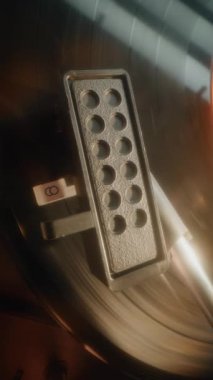 Retro Home Audio: Vinil Kayıt Plağı Klasik Turntable 'da Dönüyor. Stylus Needle Grooves 'a dokunuyor, Old School Vinyl Record Player' da müzik çalıyor. Klasik Ses Sistemi. Makro Yakın çekim. Dikey Çekim.