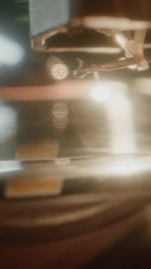 Retro Sound System with Nostaljik Estetik: Macro Close Up of Needle Scratching Grooves, Playing Music, Analog Sound on Vinyl Record Player. Vinil Plak Döndürme Vintage Turntable 'da. Dikey Çekim.