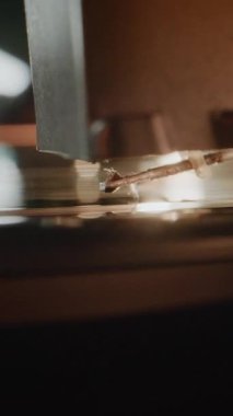 Klasik Müzik için Klasik Ses Ekipmanı: Stylus Needle Touching Grooves 'un Macro Close Up' ı, Vinil Plak Çalan Şarkı. Retro Old School Turntable 'da Dönen Vinil Plak. Dikey Çekim.